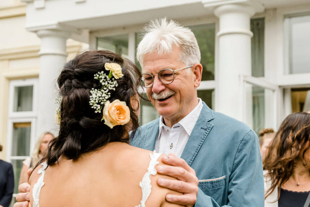 Der Opa gratuliert seiner Enkelin zur Hochzeit