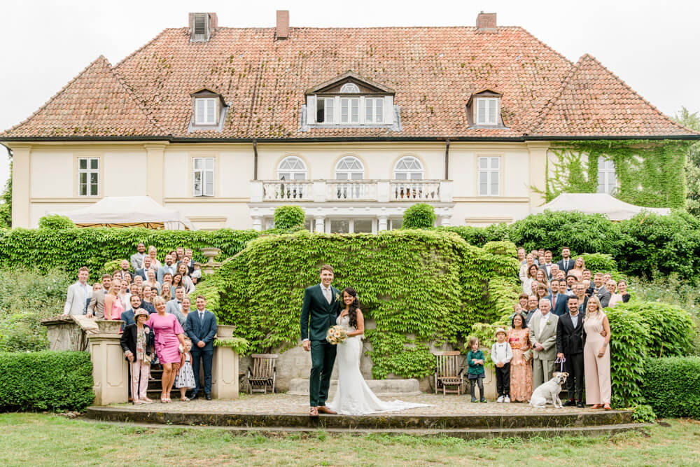 Gruppenfoto zur Hochzeit im Gut Klein Nienhagen in der Nähe von Rostock, Mecklenburg-Vorpommern