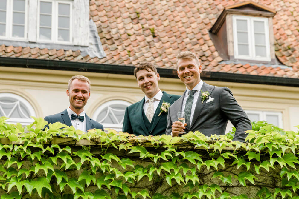 Hochzeitsgäste schauen von der Terrasse