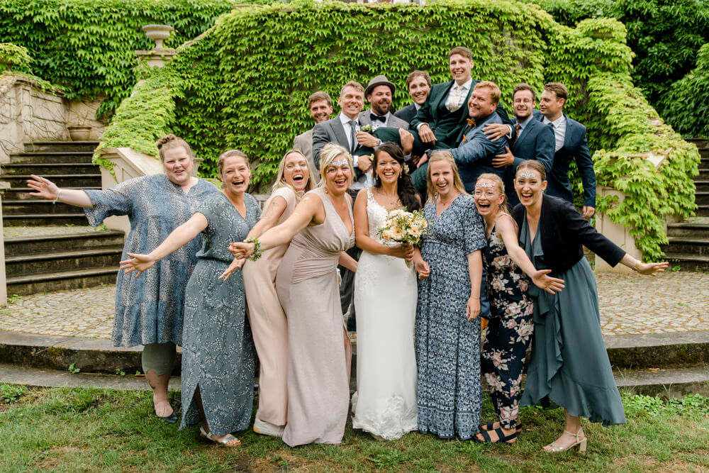 Gruppenfoto mit den besten Freunden zur Hochzeit