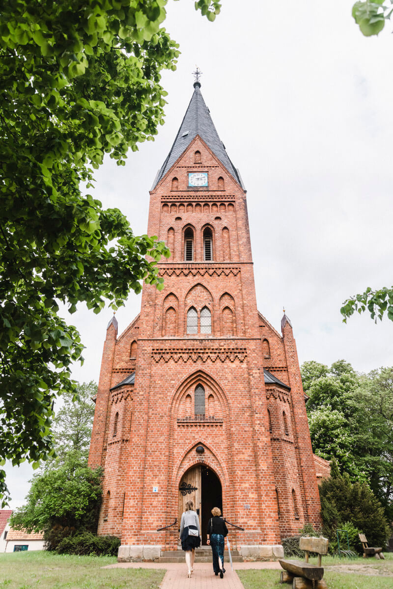 Kirchliche Trauung in der St.-Bartholomäus-Kirche in Ribnitz-Damgarten.