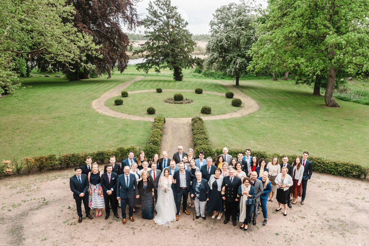 Gruppenfoto mit allen Hochzeitsgästen zur Hochzeit im Schloss Pütnitz in Ribnitz Damgarten in Mecklenburg Vorpommern.