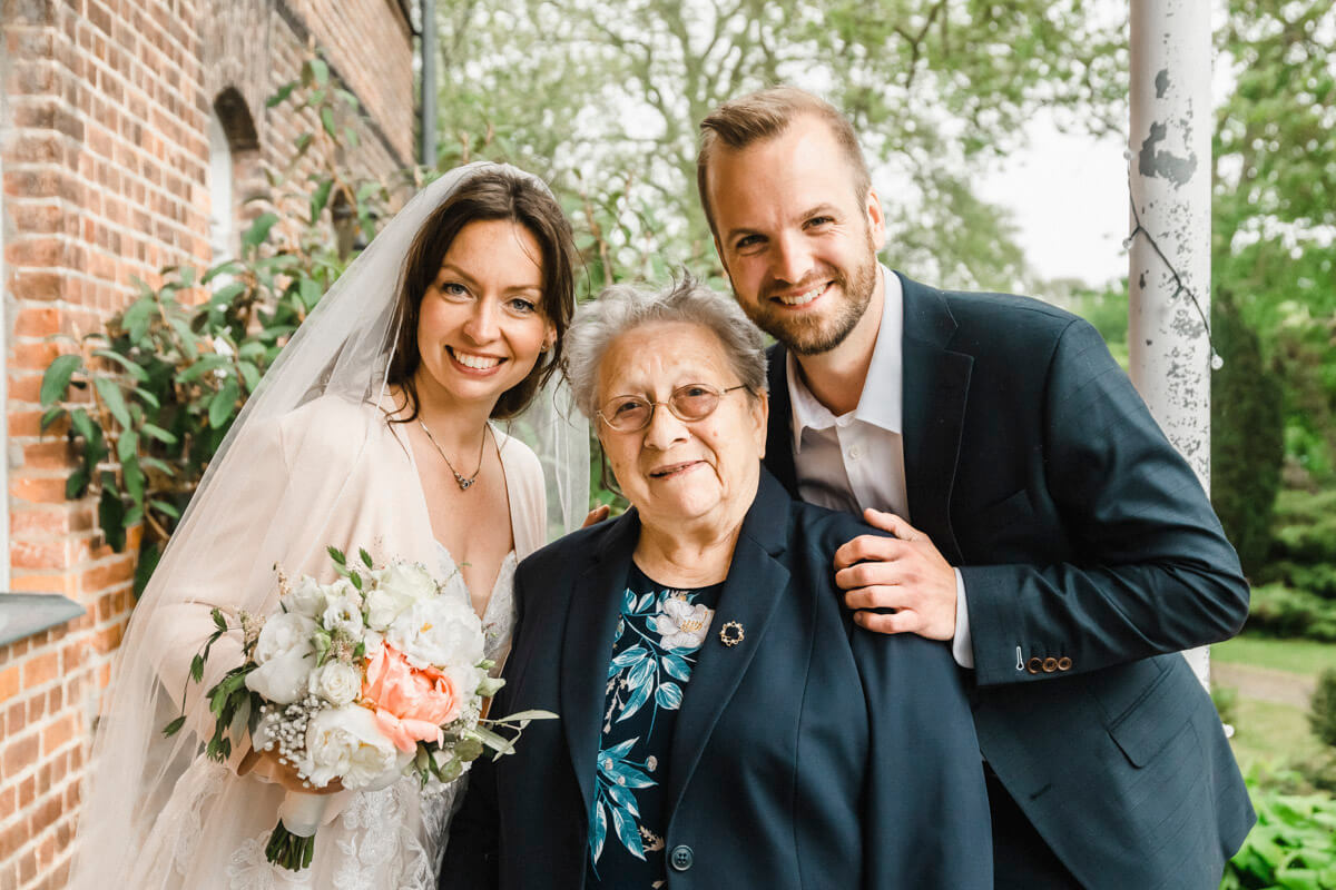 Foto vom Brautpaar und der Oma