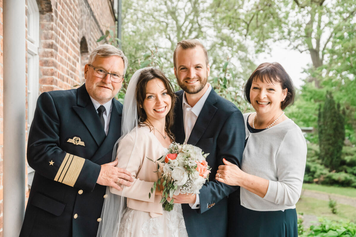 Gruppenfoto von dem Brautpaar und den Eltern.