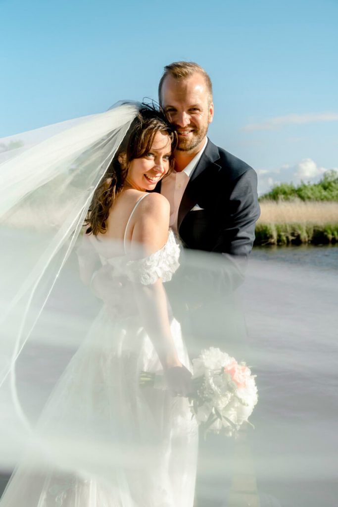 Hochzeitsfotos beim Gut Pütnitz am Wasser in Ribnitz-Damgarten mit Hochzeitsfotograf für lebendiges Fotoshooting.