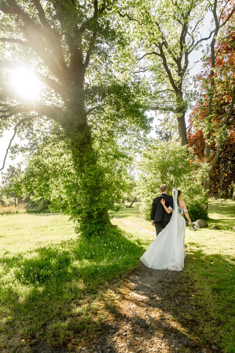 Fotoshooting zur Hochzeit im Garten vom Schloss Pütnitz mit Hochzeitsfotograf aus Ribnitz-Damgarten.