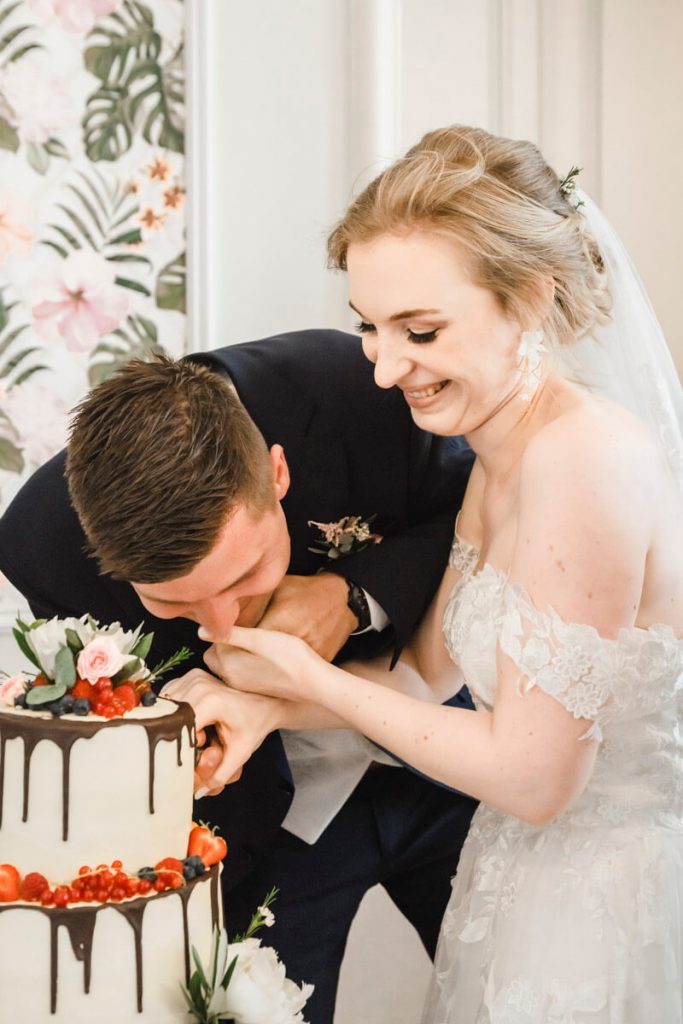 Das Brautpaar schneidet die Hochzeitstorte an im Schloss Vietgest