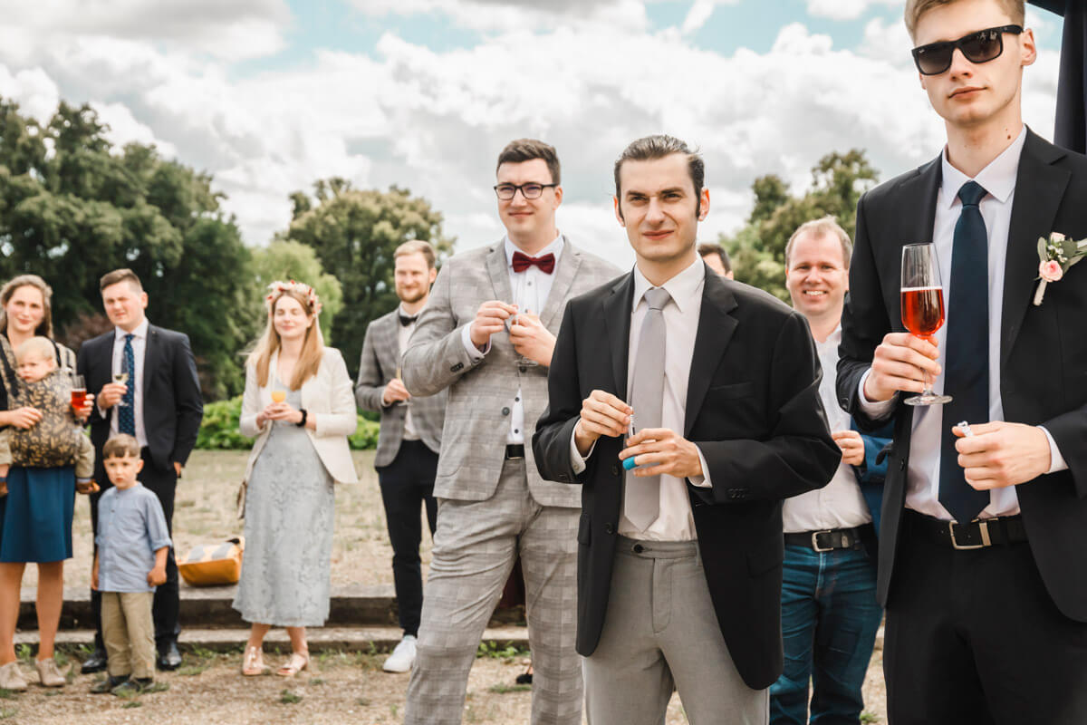Gäste zur Hochzeitsfeier im Herrenhaus Vietgest, Lalendorf in der Nähe von Rostock
