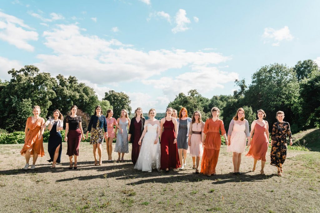 Lebendiges Gruppenfoto zur Hochzeit im Schloss Vietgest