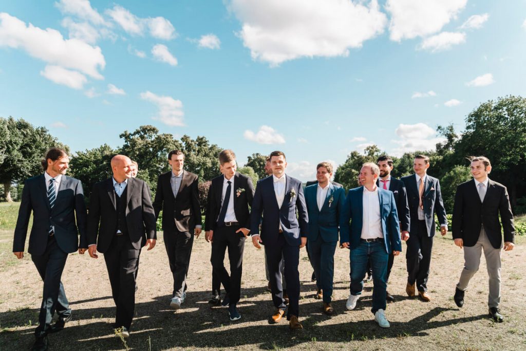 Ungestelltes Gruppenfoto zur Hochzeit