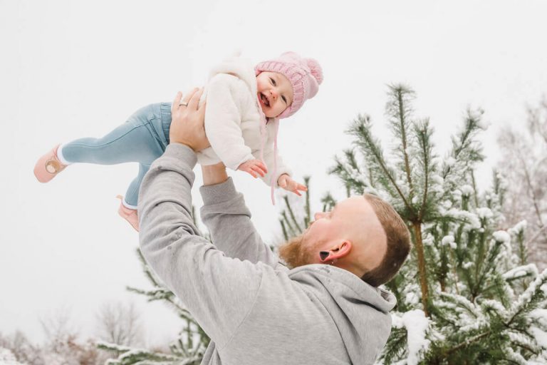 Familienfotoshooting im Winter zwischen Tannenbäumen und Schnee