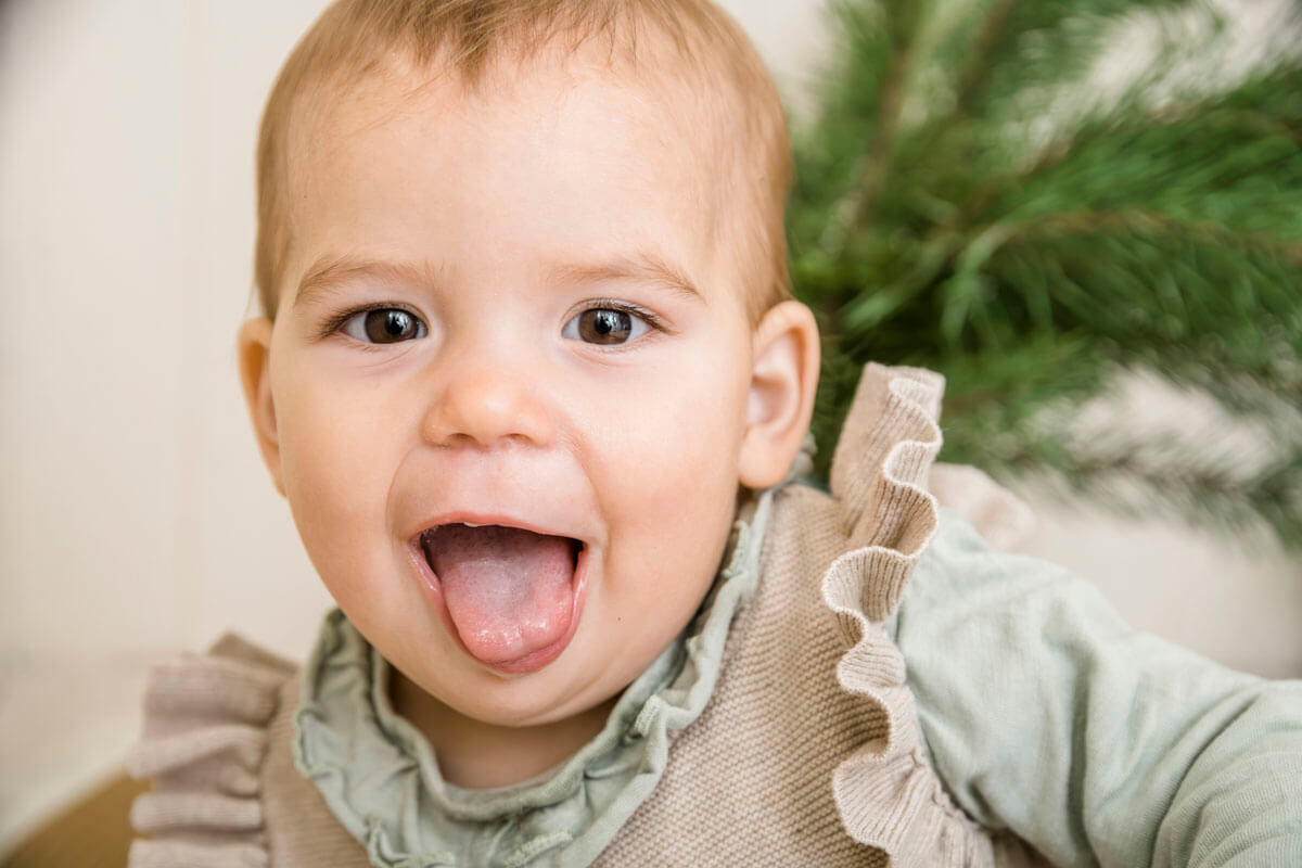 Spaß darf auch sein beim Fotoshooting zu Weihnachten! Baby streckt die Zunge raus