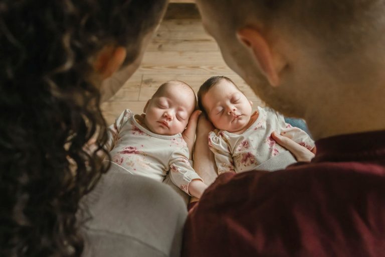 Babyfotos mit Zwillingen