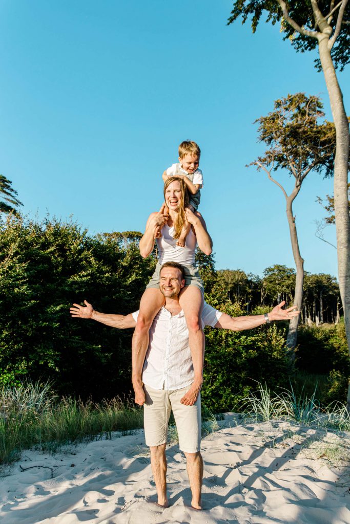 Glückliche Familie am Strand im Sommerurlaub