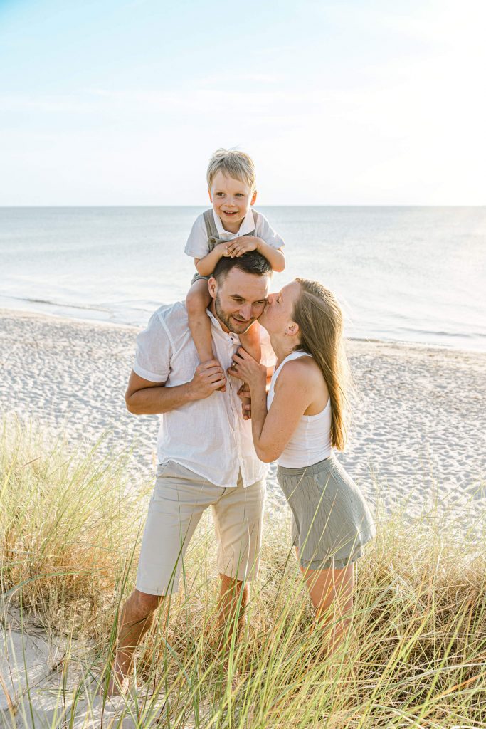 Familie genießt einen sonnigen Tag am Strand