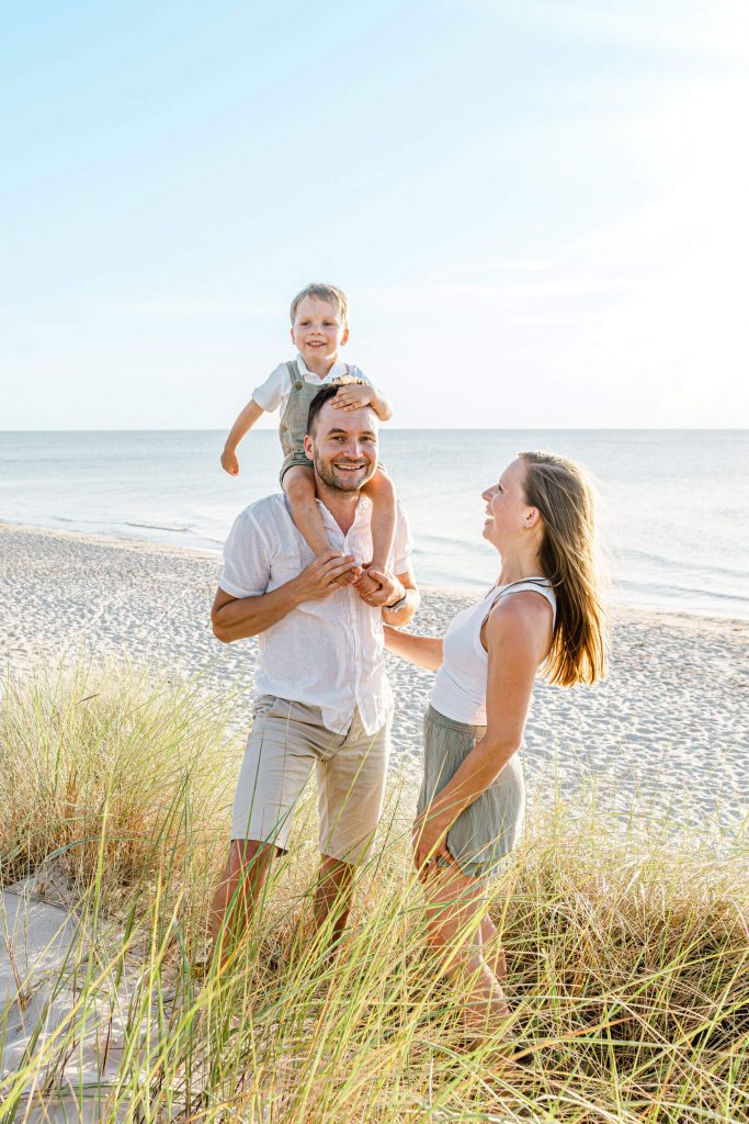 Familienmoment am Strand Weststrand genießen