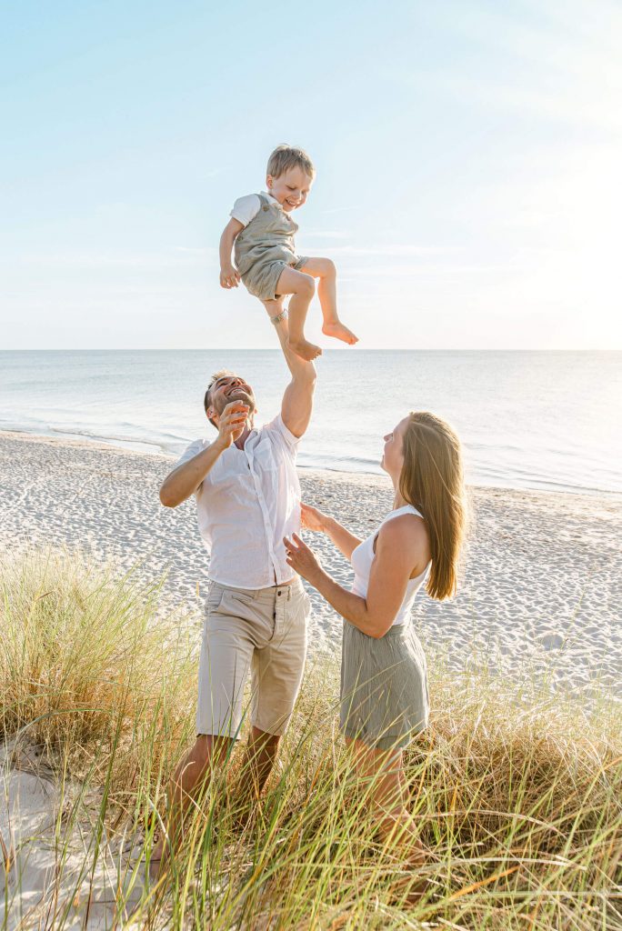 Familie genießt sonnigen Tag am Weststrand