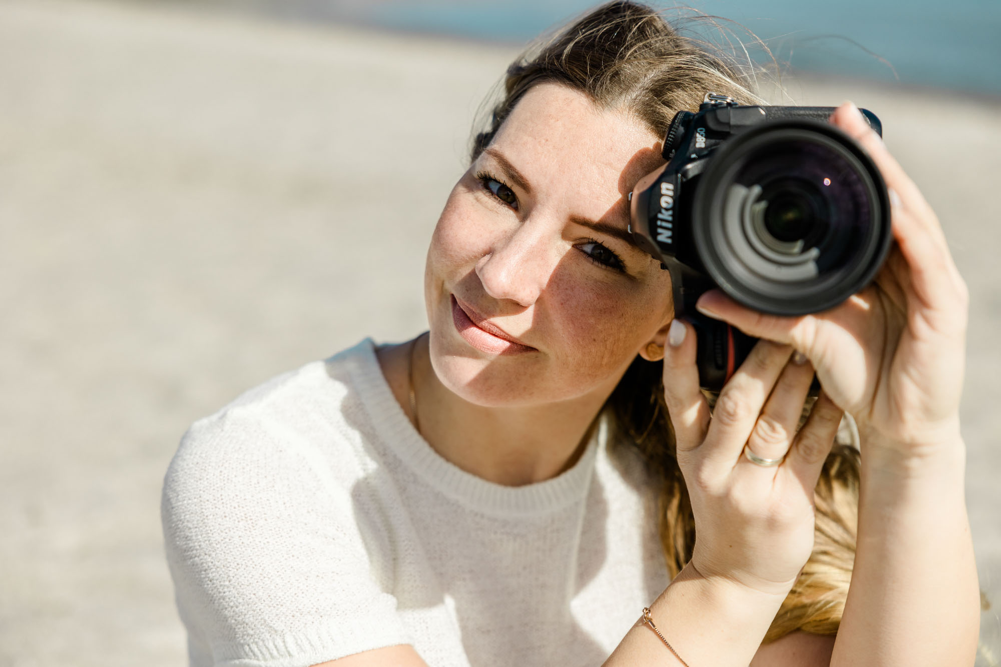 Fotografin aus Ribnitz-Damgarten am Strand fotografierend