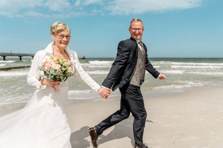 Heiraten am Strand: Eine Hochzeit mit Meerblick im Kurhaus Zingst