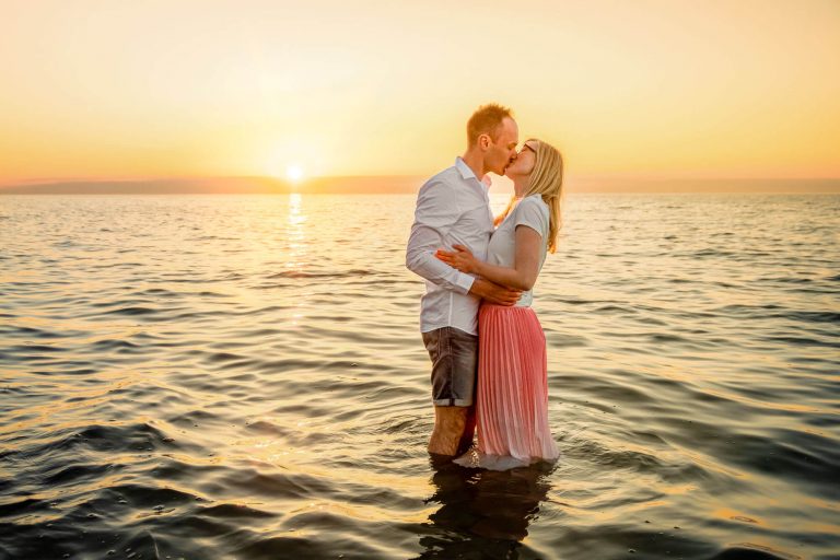 Pärchen-Fotoshooting am Strand zur Verlobung im Urlaub