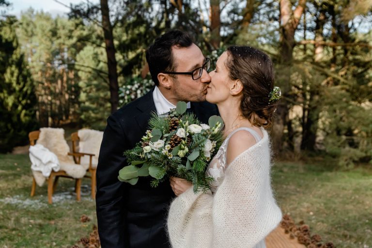 Winterhochzeit im Tipizelt – Freie Trauung zwischen Tannenbäumen, Lichterketten & Lagerfeuer mit S’mores