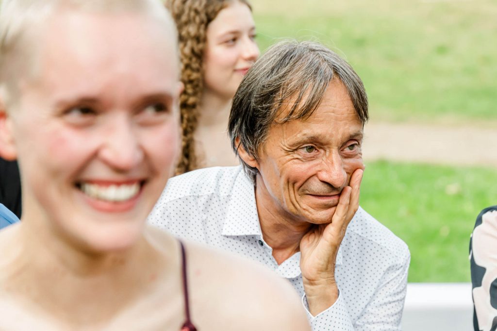 Glückliche Menschen genießen eine Veranstaltung im Freien