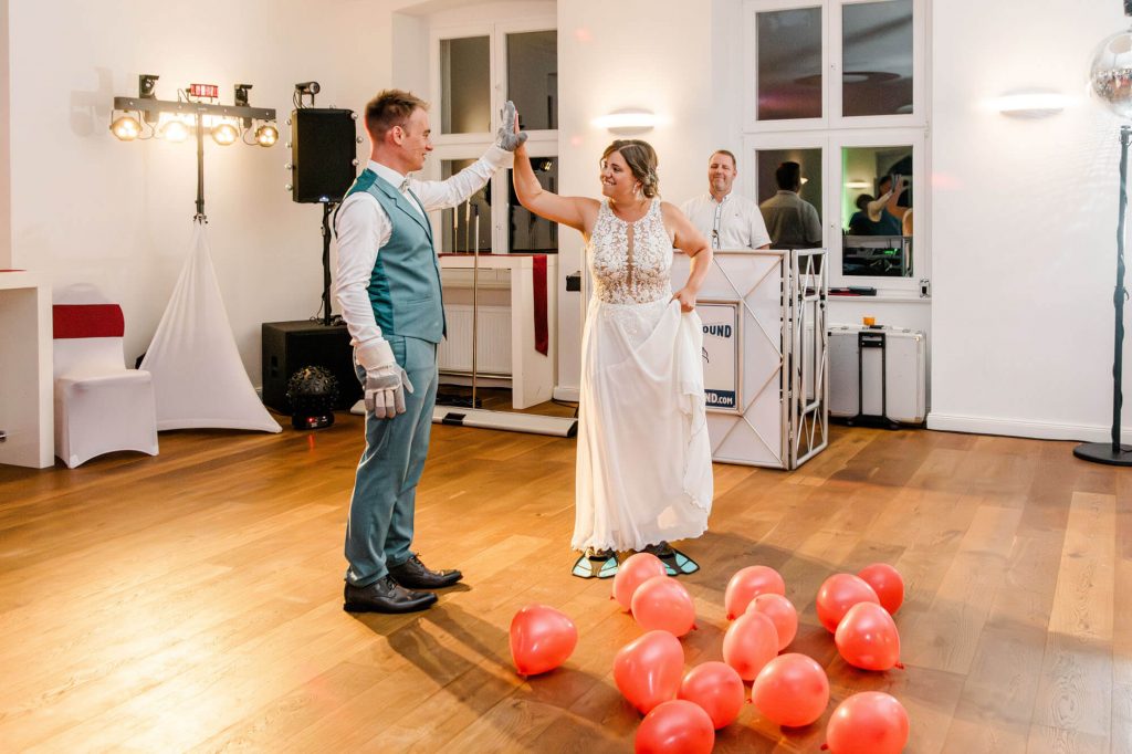Brautpaar tanzt bei Hochzeit im Schloss Hohendorf