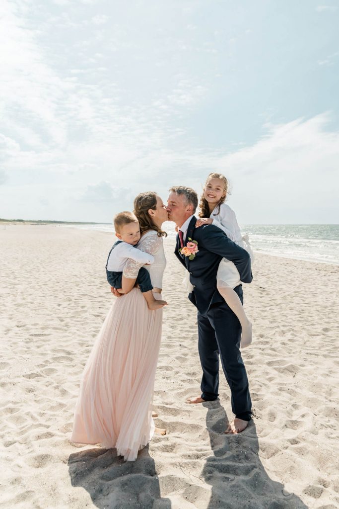 Familienfoto am Strand mit glücklicher Stimmung