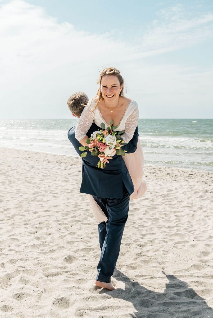 Brautpaar am Strand bei sonnigem Wetter heiraten