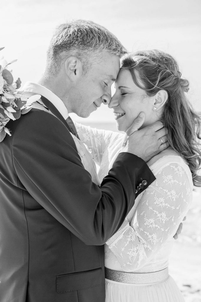 Paar umarmt sich am Strand Hochzeit Dierhagen