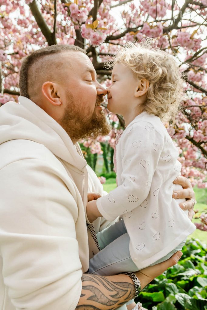 Erwachsener und Kind im Park frühling.