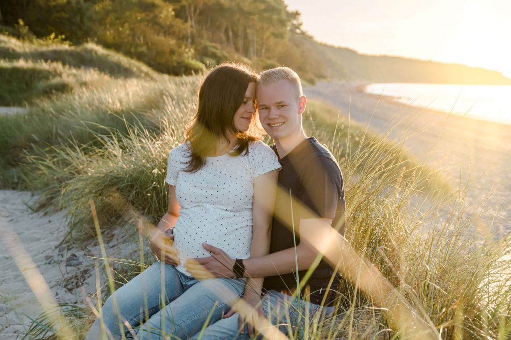 Paar genießt Sonnenuntergang am Strand zusammen