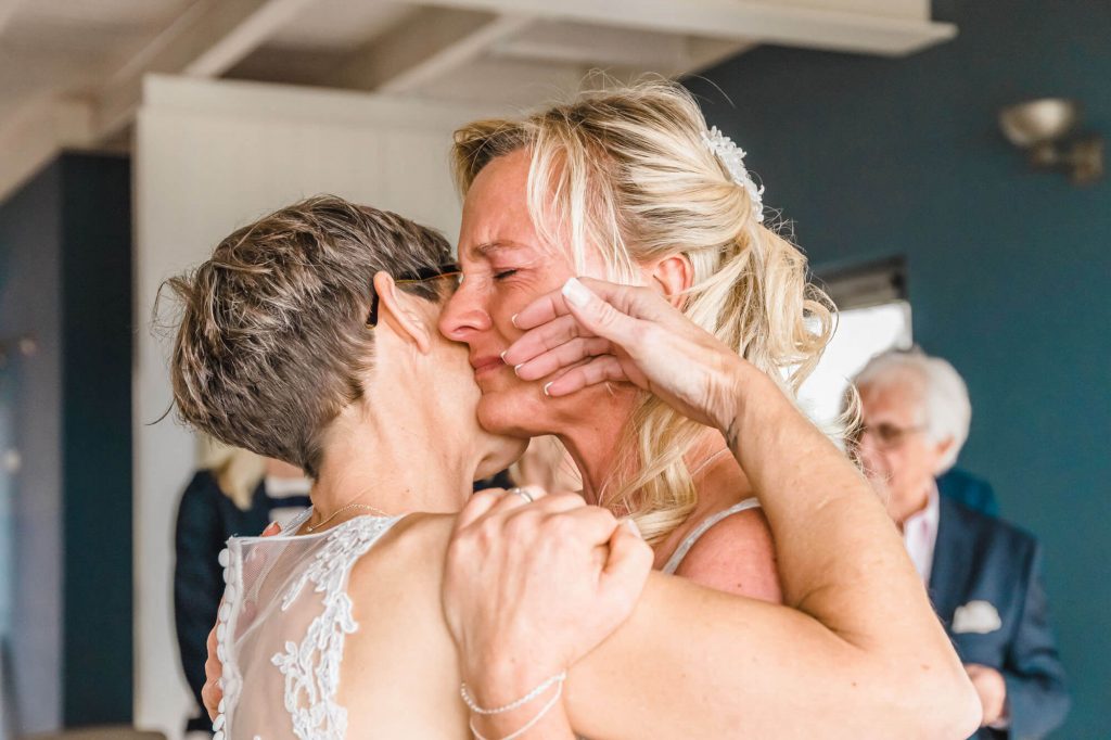 Ein glückliches Paar tanzt auf ihrer Hochzeit