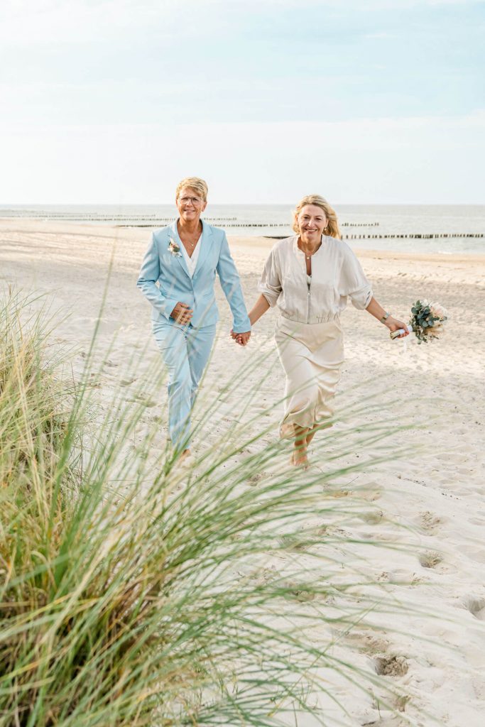 Zwei Frauen Hochzeitsfotos Kühlungsborn Strand genießen
