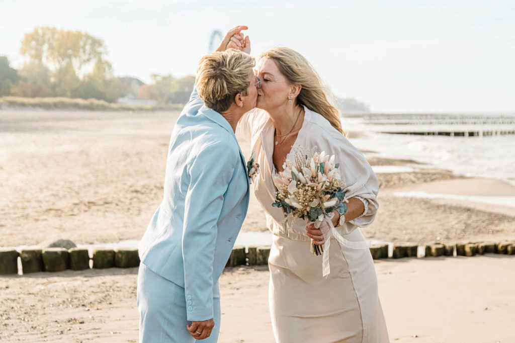 Verliebtes Paar bei Hochzeitsfotos Kühlungsborn Strand