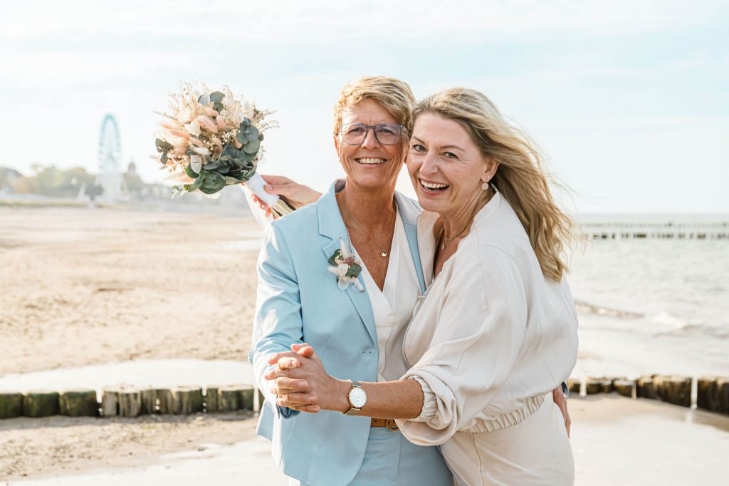 Zwei Frauen bei Hochzeitsfotos Kühlungsborn Strand