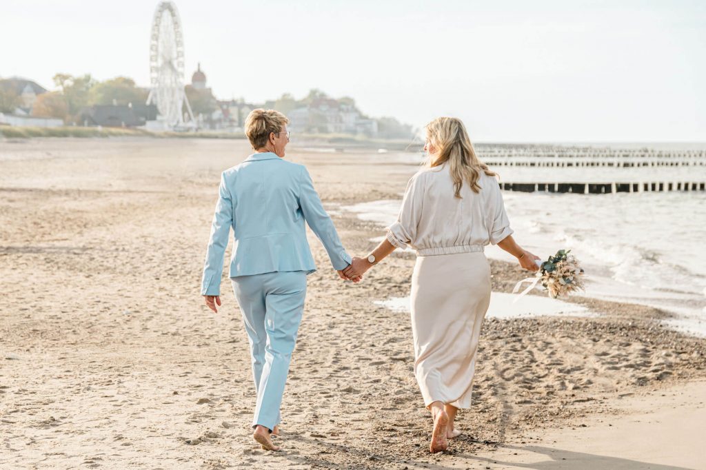Paar am Strand Hochzeitsfotos Kühlungsborn genießen