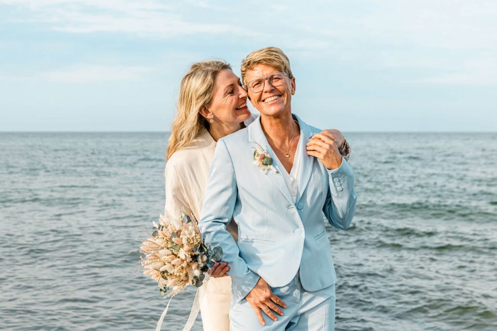 Paar bei Hochzeitsfotos Kühlungsborn Strand genießen