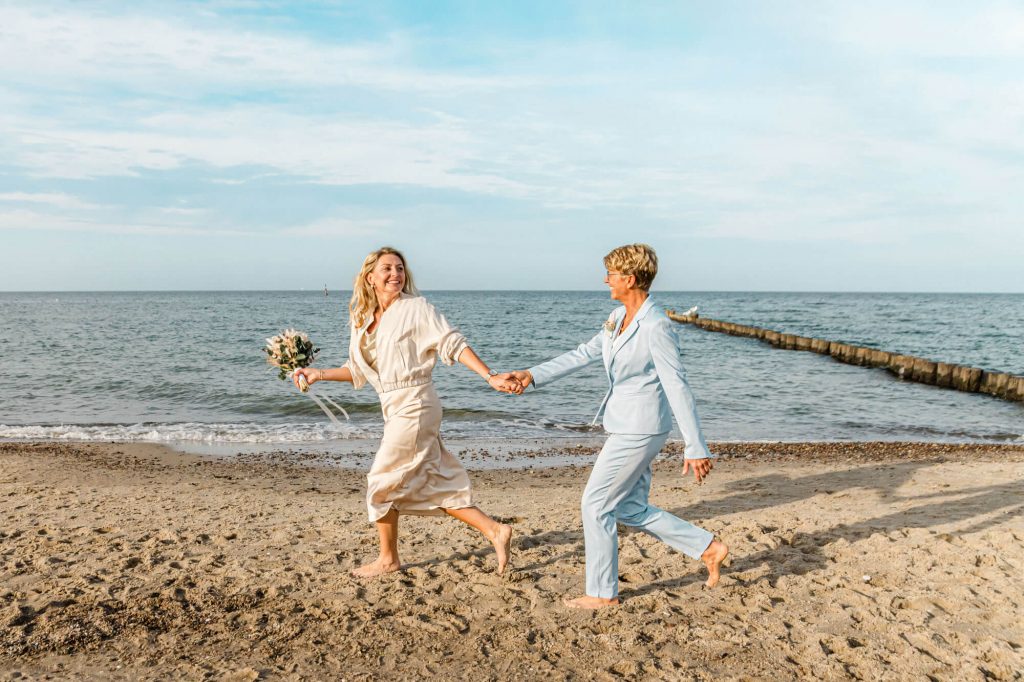 Zwei Frauen glücklich am Strand Kühlungsborn