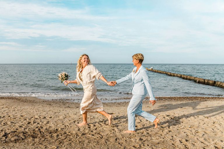 Zwei Frauen glücklich am Strand Kühlungsborn