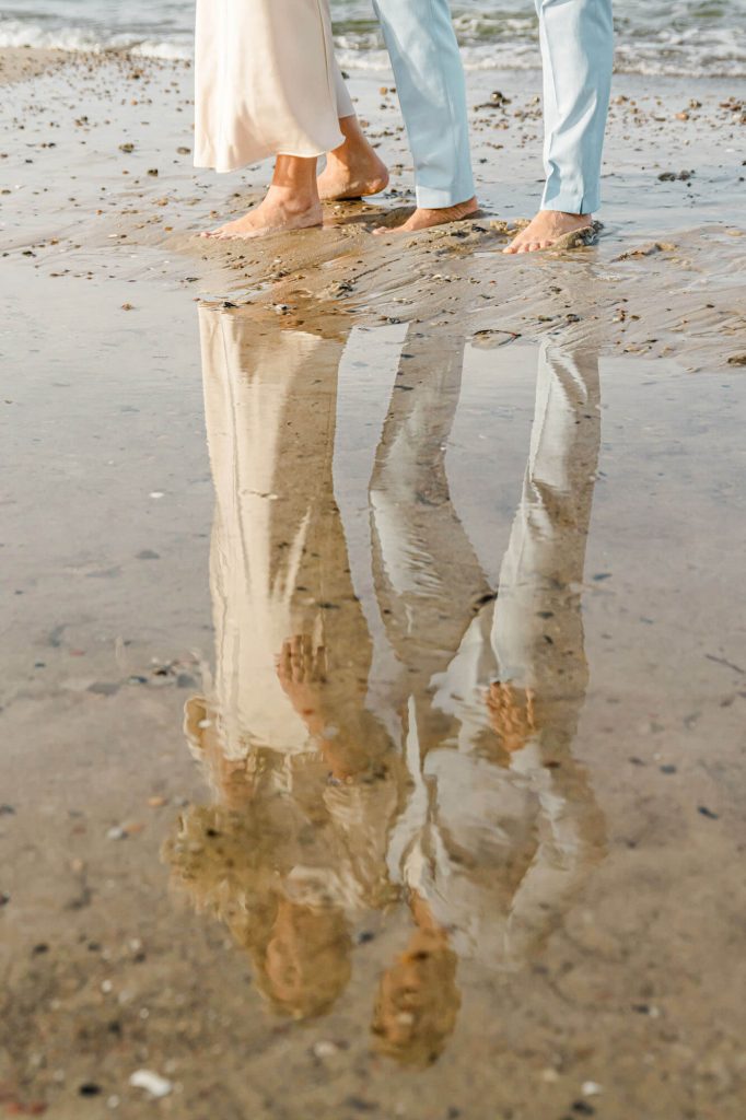 Barfußpaar am Strand Hochzeitsfotos Kühlungsborn romantisch