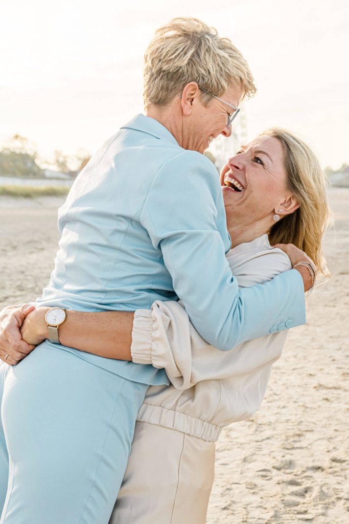 Zwei Menschen Hochzeit am Kühlungsborn Strand