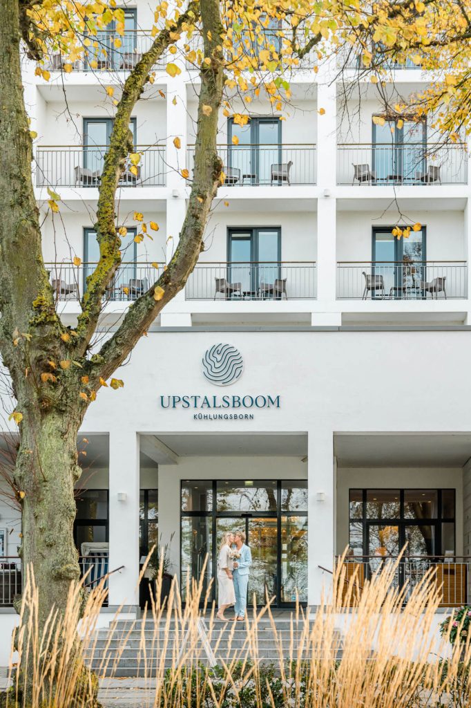 Eingang des Upstalsboom Hotels im Herbst