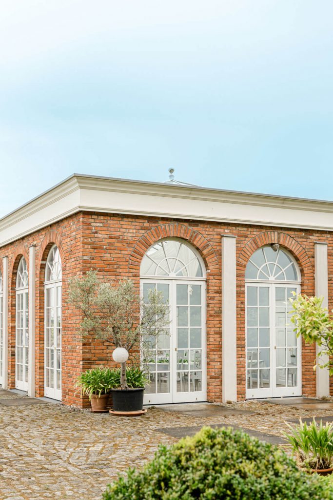 Gut Groß Siemen bei Rostock. Backsteingebäude mit großen Fenstern und Pflanzen