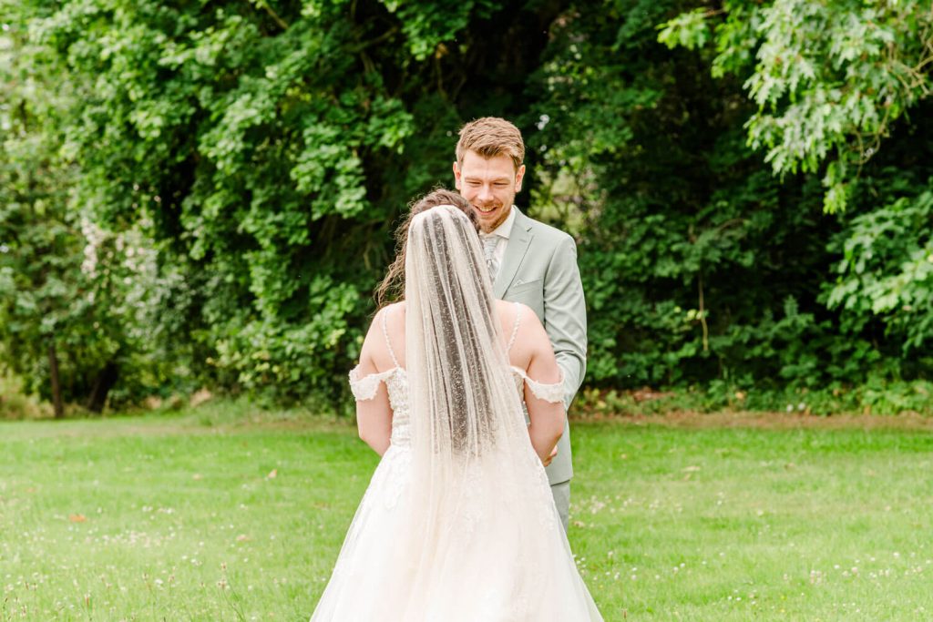 Brautpaar im Park mit grünem Hintergrund