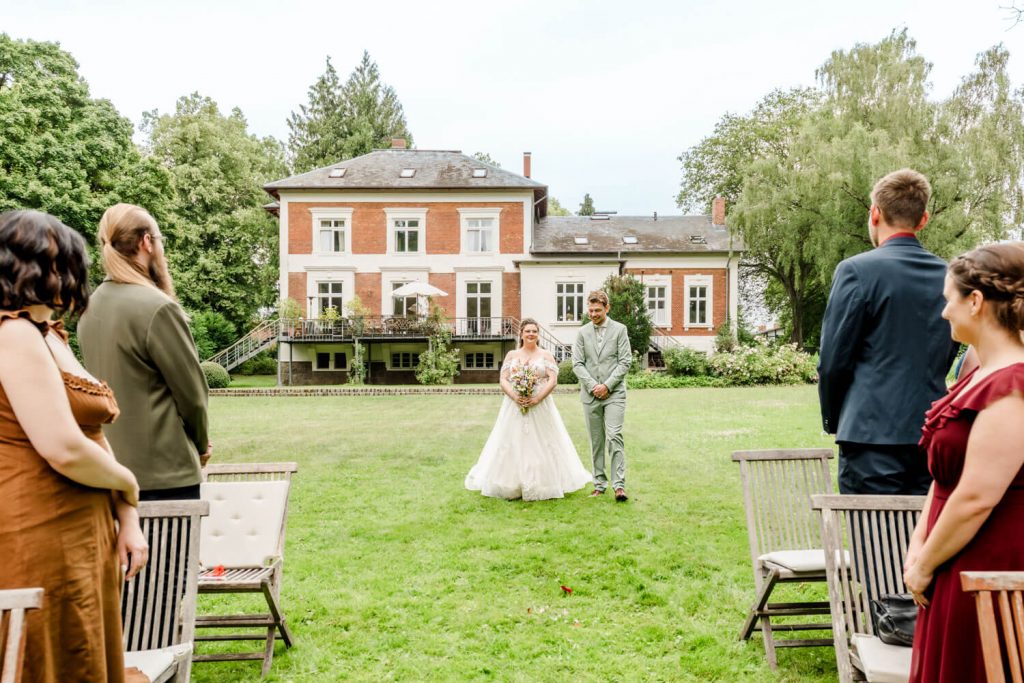 Gut Groß Siemen. Braut und Bräutigam gehen den Altar entlang