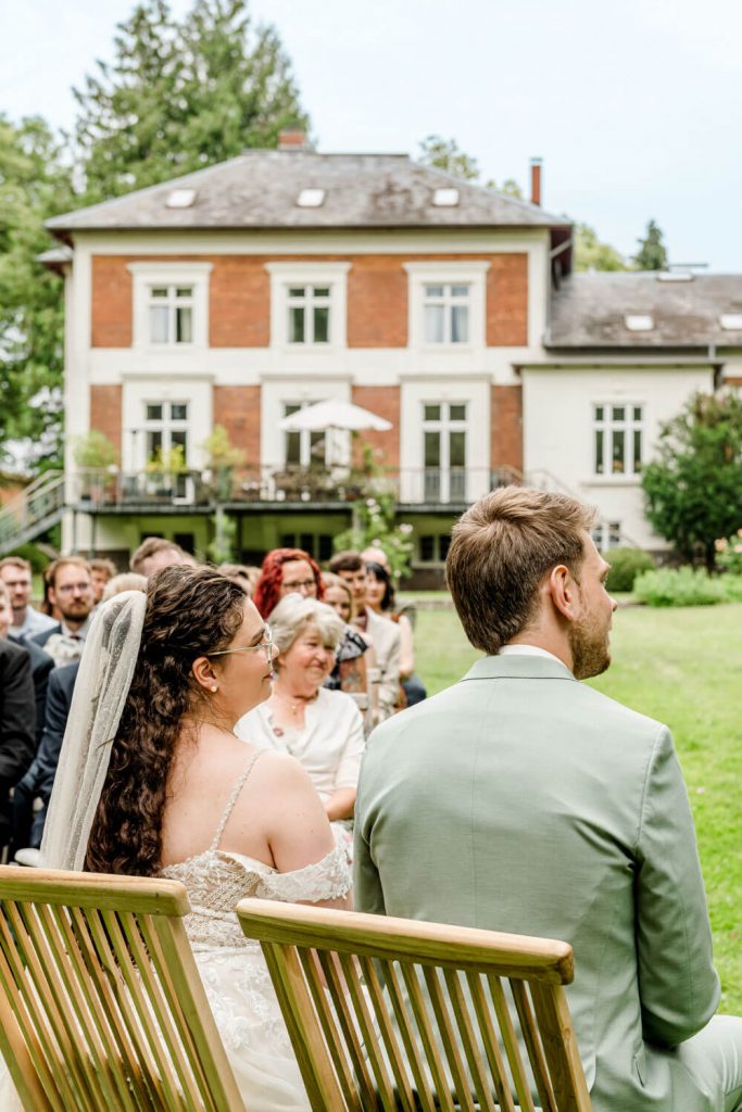 Hochzeit im Freien vor historischer Villa. Gut Groß Siemen.