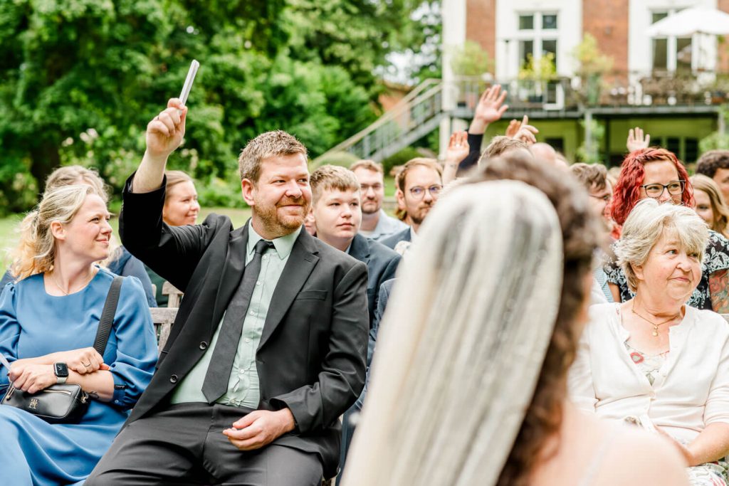 Gruppe von Menschen bei einer Veranstaltung draußen