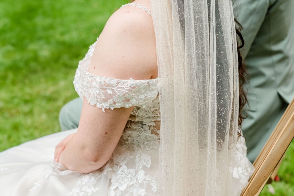 Braut im eleganten Hochzeitskleid und Schleier draußen