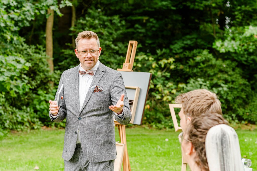 Mann hält Präsentation im Freien vor Publikum